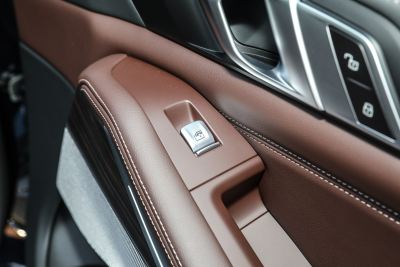 2023款 xDrive 40Li M运动曜夜套装-内饰-图片-有驾