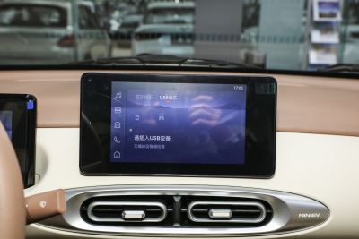 2025款 四门版 臻享+款-内饰-图片-有驾