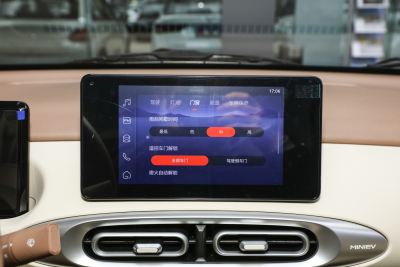 2025款 四门版 臻享+款-内饰-图片-有驾