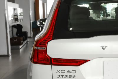 2025款 B5 四驱智逸豪华版-外观-图片-有驾
