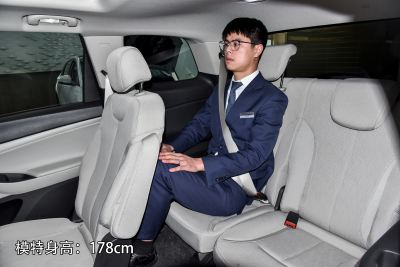 2021款 323T 轻混动互联精英型-空间-图片-有驾