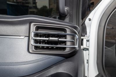 2023款 2.0T 手动短轴中顶商运型厢式运输车2/3座-内饰-图片-有驾