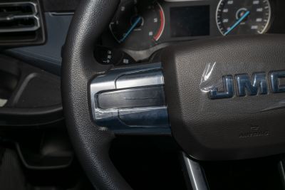 2023款 2.0T 手动短轴中顶商运型厢式运输车2/3座-内饰-图片-有驾