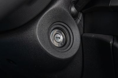 2023款 2.0T 手动短轴中顶商运型厢式运输车2/3座-内饰-图片-有驾