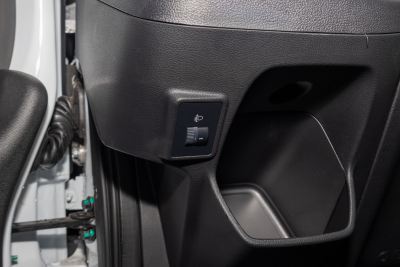 2023款 2.0T 手动短轴中顶商运型厢式运输车2/3座-内饰-图片-有驾