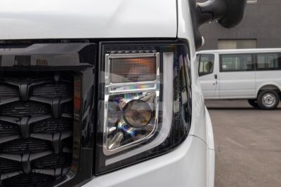 2023款 2.0T 手动短轴中顶商运型厢式运输车2/3座-外观-图片-有驾