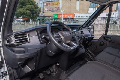 2023款 2.0T 手动短轴中顶商运型厢式运输车2/3座-内饰-图片-有驾
