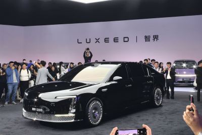 2025款 纯电三电机四驱顶配版-外观-图片-有驾