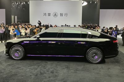 2025款 纯电三电机四驱顶配版-外观-图片-有驾