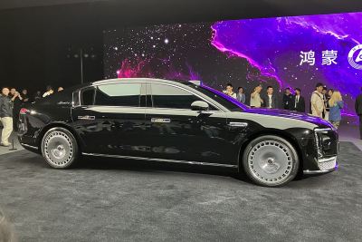 2025款 纯电三电机四驱顶配版-外观-图片-有驾
