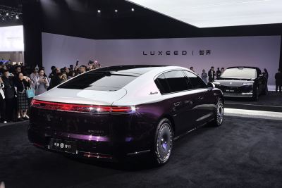 2025款 纯电三电机四驱顶配版-外观-图片-有驾