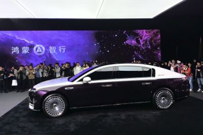 2025款 纯电三电机四驱顶配版-外观-图片-有驾
