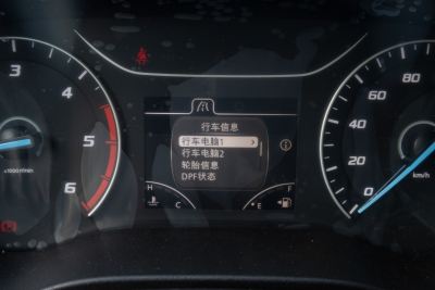 2023款 2.0T 手动短轴中顶商运型多功能乘用车5座-内饰-图片-有驾