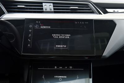 2021款 50 quattro 臻选型-内饰-图片-有驾