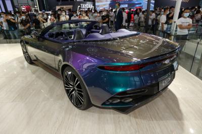 2022款 DBS Superleggera V12 Volante Q定制幻彩光谱蓝-外观-图片-有驾