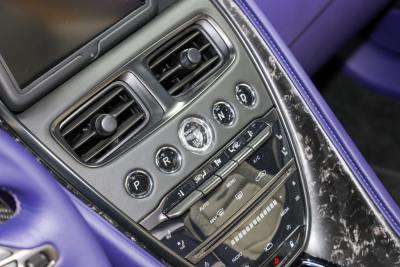 2022款 DBS Superleggera V12 Volante Q定制幻彩光谱蓝-内饰-图片-有驾