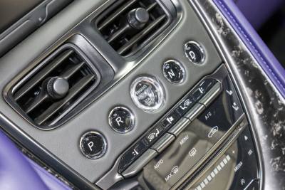2022款 DBS Superleggera V12 Volante Q定制幻彩光谱蓝-内饰-图片-有驾