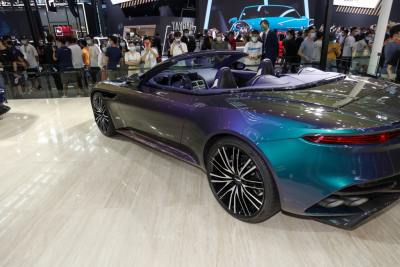 2022款 DBS Superleggera V12 Volante Q定制幻彩光谱蓝-外观-图片-有驾